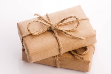 Zanaat kutuları beyaz arka plan üzerinde hediye