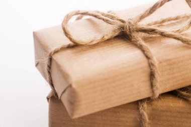 Zanaat kutuları beyaz arka plan üzerinde hediye