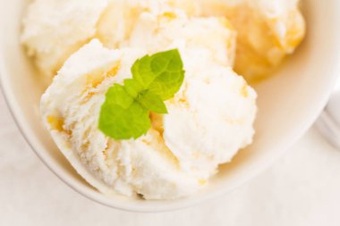 Vanilyalı dondurma ile nane kase organik ürün