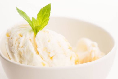 Vanilyalı dondurma ile nane kase organik ürün