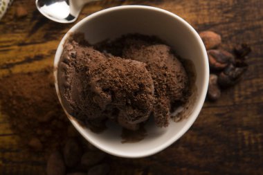 Bir kase kahve çikolatalı dondurma topu