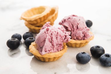 Yabanmersinli meyveli dondurma.