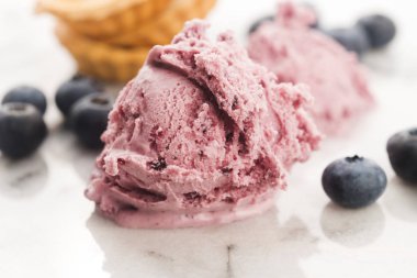 Yabanmersinli meyveli dondurma.