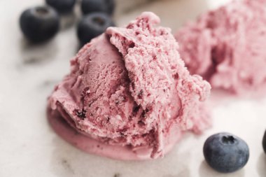 Yabanmersinli meyveli dondurma.