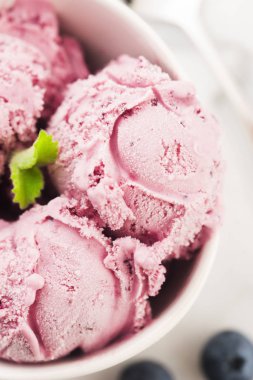 Yabanmersinli meyveli dondurma.
