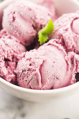 Yabanmersinli meyveli dondurma.