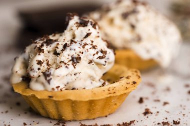 Vanilyalı dondurma ile çikolata - straciatella. Taze, sorbe