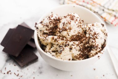 Vanilyalı dondurma ile çikolata - straciatella. Taze, sorbe