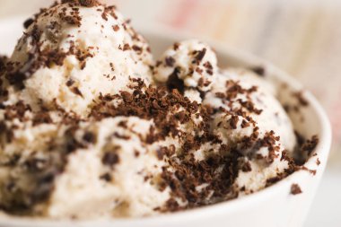 Vanilyalı dondurma ile çikolata - straciatella. Taze, sorbe