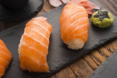 Soba bir kase ile suşi farklı kombinasyonu bir tabak