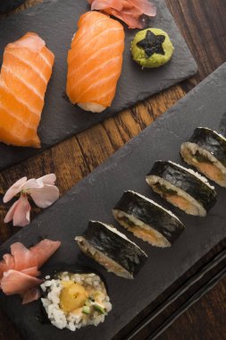 Soba bir kase ile suşi farklı kombinasyonu bir tabak