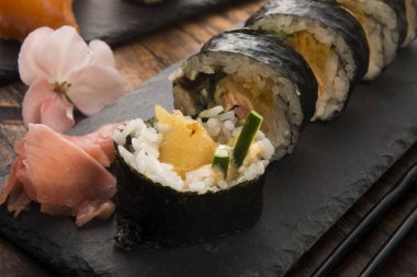 Soba bir kase ile suşi farklı kombinasyonu bir tabak