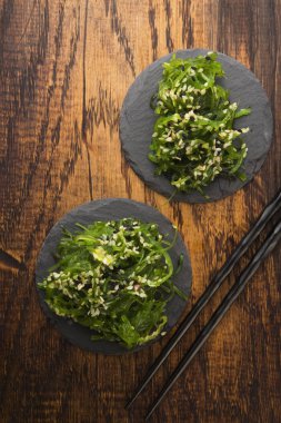 Yaban mersinli börek, tabakta pierogi.