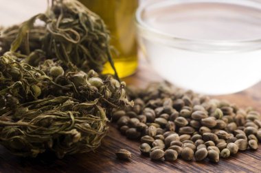 Esrar özü yaprakları ile