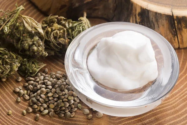 Prodotto naturale a base di unguento di cannabis. Crema cosmetica da naturale lui — Foto Stock