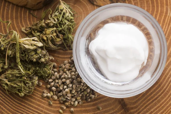 Óleo de maconha produto natural. Creme cosmético de natural ele — Fotografia de Stock