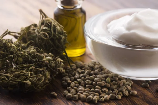 Prodotto naturale a base di unguento di cannabis. Crema cosmetica da naturale lui — Foto Stock