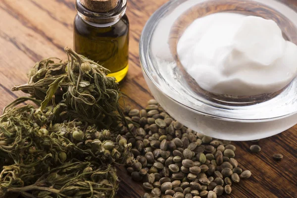 Cannabis oinment natuurproduct. Cosmetische crème van natuurlijke hij — Stockfoto