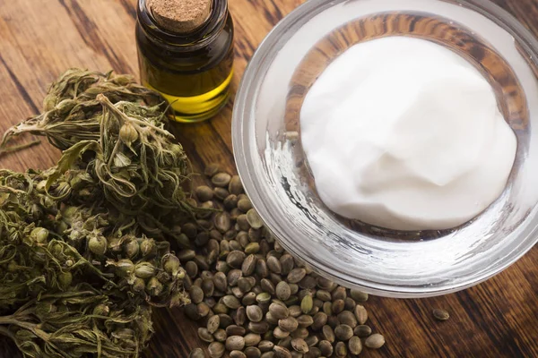 Prodotto naturale a base di unguento di cannabis. Crema cosmetica da naturale lui — Foto Stock