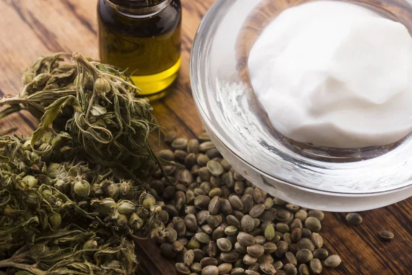 Cannabis oinment naturprodukt. Kosmetisk kräm från Natural he — Stockfoto