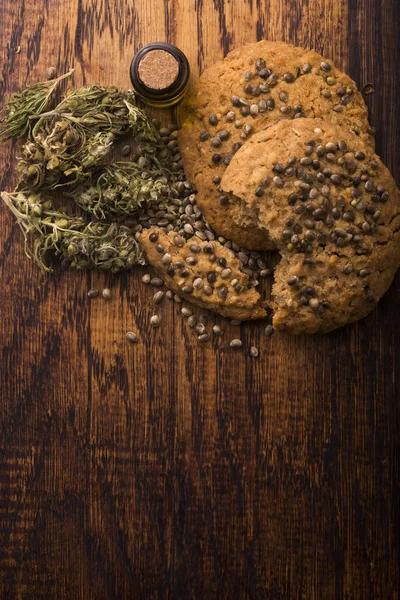 Use botões de cannabis CBD de cookies com maconha — Fotografia de Stock