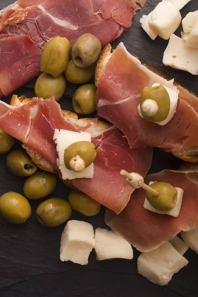 Tapas de comida española. Cocinar, picado — Foto de Stock