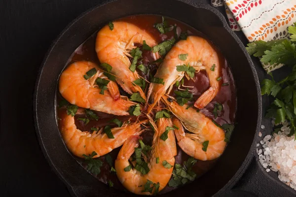 Camarões grelhados com molho de tomate — Fotografia de Stock