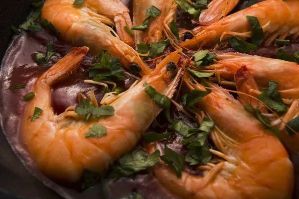 Camarones a la parrilla con salsa de tomate — Foto de Stock