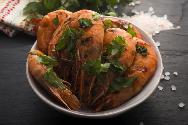 Grillade räkor med tomatsås — Stockfoto