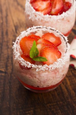 Tapyoka ve jöle üzerine çilek servisi.