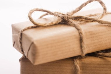 Zanaat kutuları beyaz arka plan üzerinde hediye