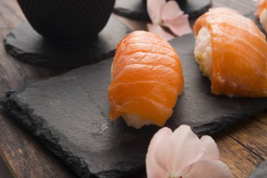 Soba bir kase ile suşi farklı kombinasyonu bir tabak