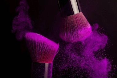Kozmetik fırçası ve renkli makyaj tozu