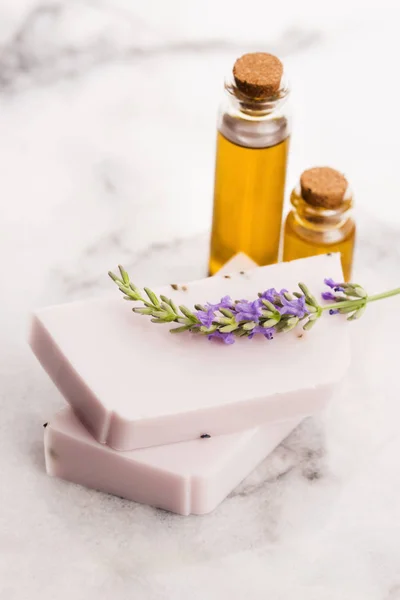 Barra de jabón natural de aromaterapia con lavanda fresca y essenti — Foto de Stock