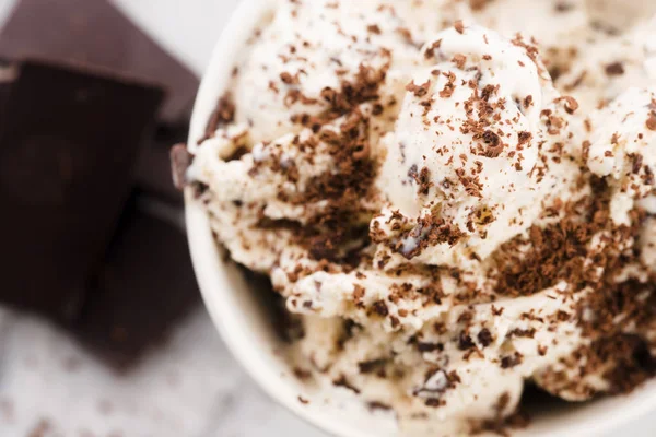 Gelato di vaniglia con gocce di cioccolato - straciatella. Fresco, così — Foto Stock