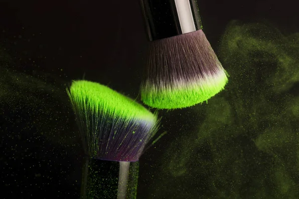 Brosse cosmétique et poudre de maquillage colorée — Photo