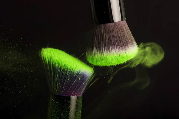 Szczotka do kosmetyków i kolorowy proszek do makijażu — Zdjęcie stockowe