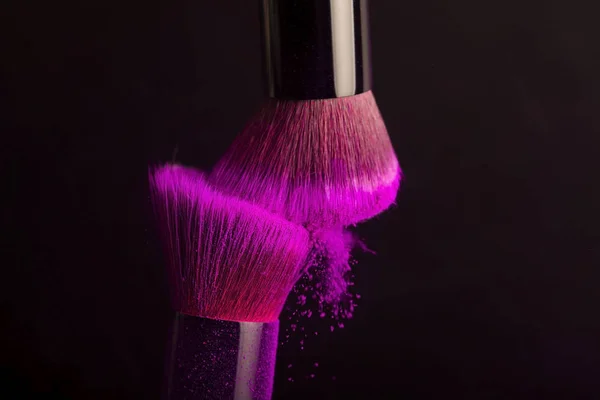Szczotka do kosmetyków i kolorowy proszek do makijażu — Zdjęcie stockowe