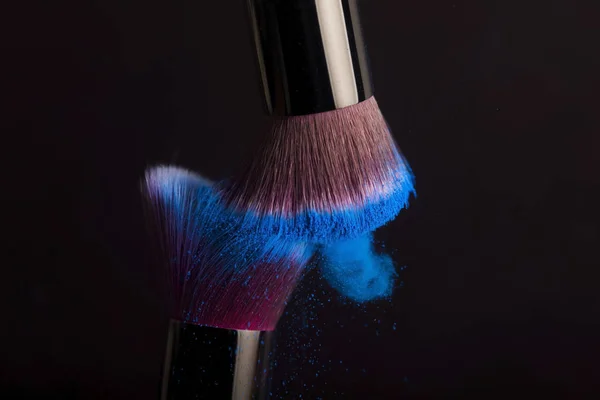 Kosmetikpinsel und buntes Make-up-Puder — Stockfoto