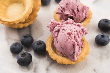 Yabanmersinli meyveli dondurma.