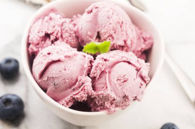 Yabanmersinli meyveli dondurma.