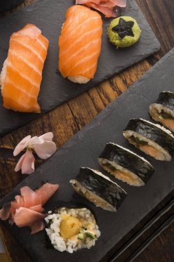 Soba bir kase ile suşi farklı kombinasyonu bir tabak