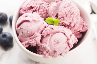 Yabanmersinli meyveli dondurma.