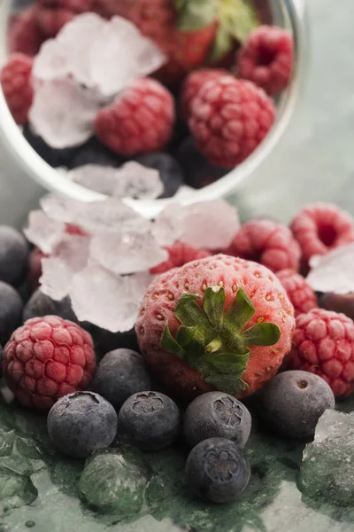 Primo piano di lamponi, more e fragole congelati — Foto Stock