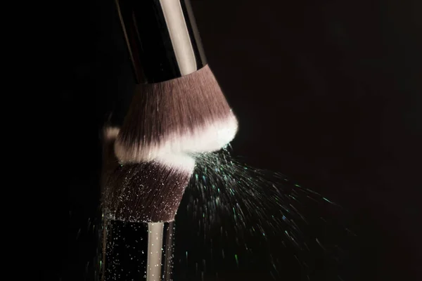 Escova de cosméticos e pó de maquiagem colorida — Fotografia de Stock