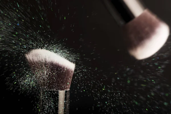 Brosse cosmétique et poudre de maquillage colorée — Photo