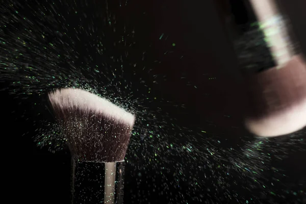 Brosse cosmétique et poudre de maquillage colorée — Photo