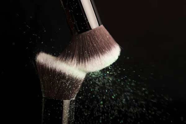 Brosse cosmétique et poudre de maquillage colorée — Photo