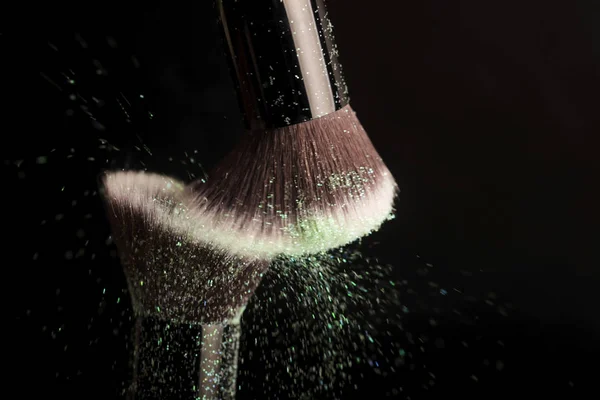 Brosse cosmétique et poudre de maquillage colorée — Photo