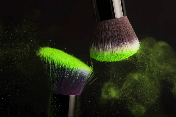 Cosmetica borstel en kleurrijke make-up poeder — Stockfoto